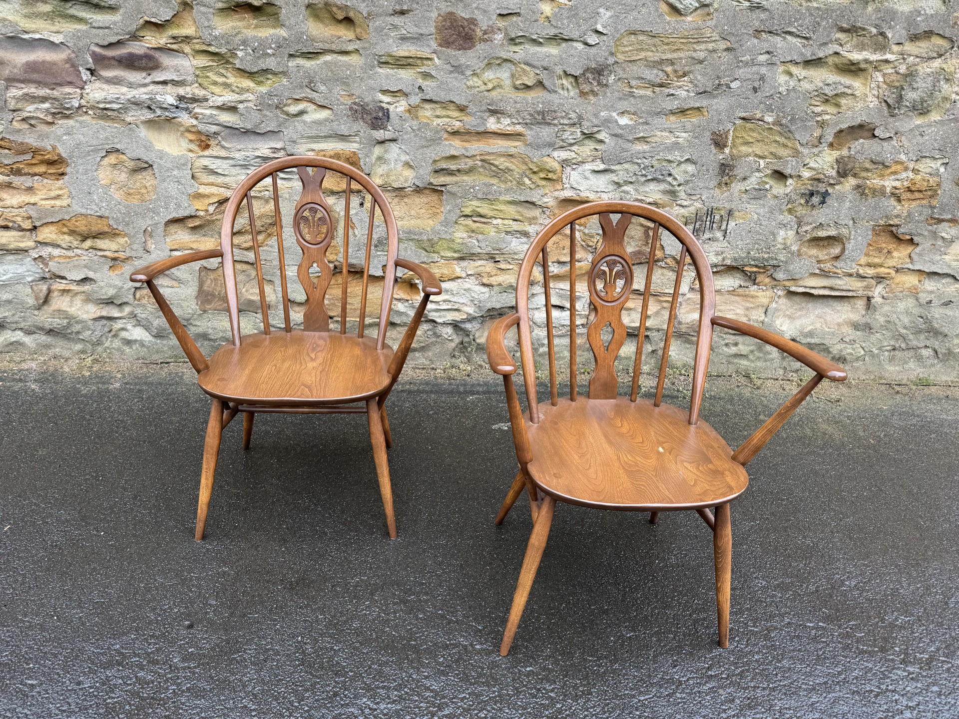 9 Ercol chairs(Pair of Ercol armchairs)の画像