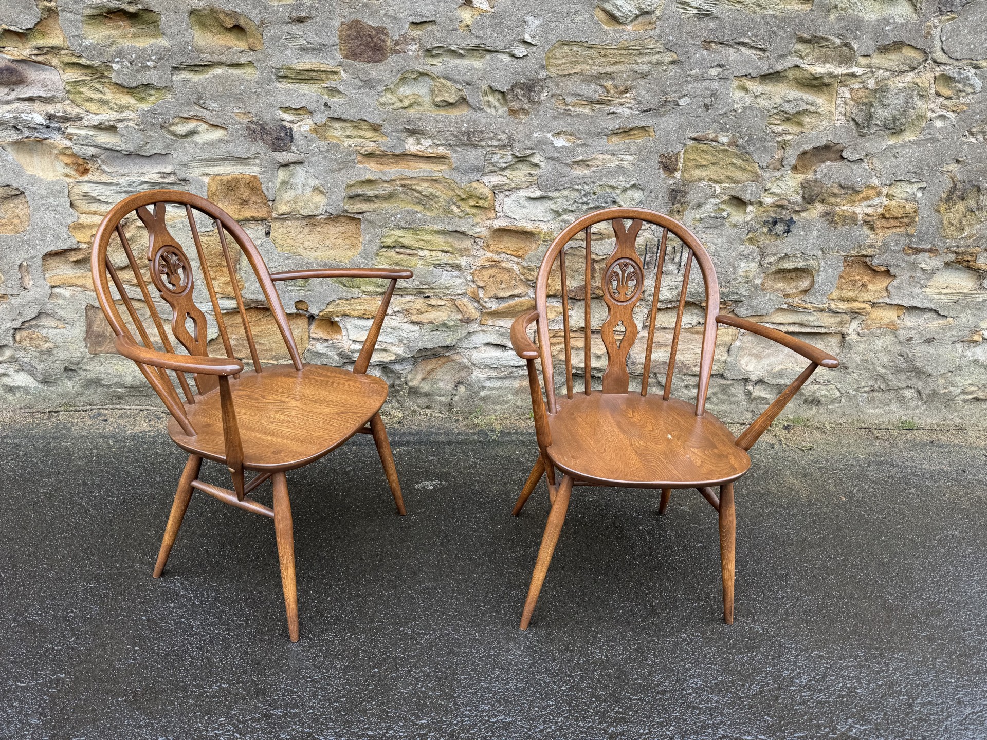 9 Ercol chairs(Pair of Ercol armchairs)の画像