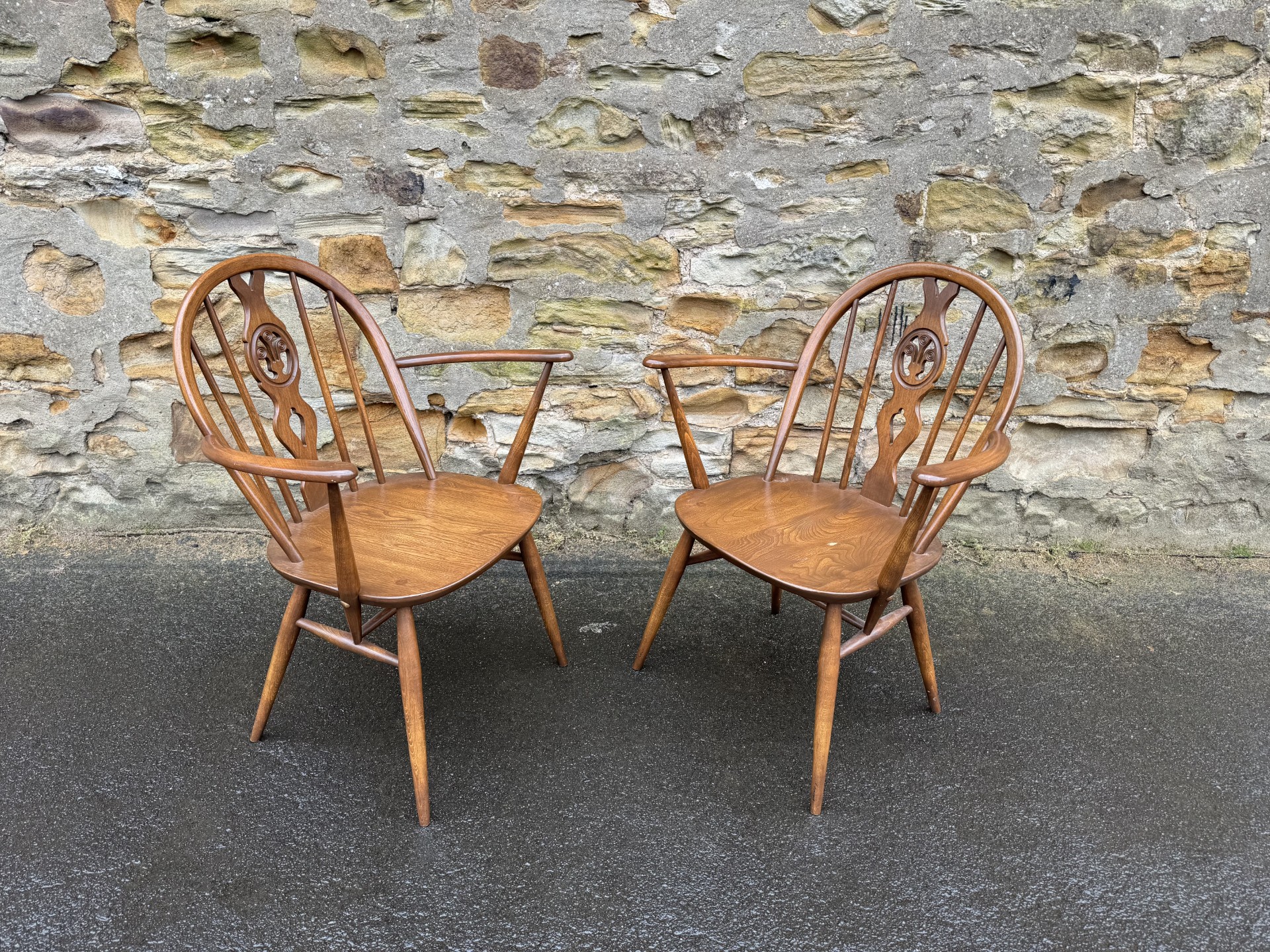 9 Ercol chairs(Pair of Ercol armchairs)の画像