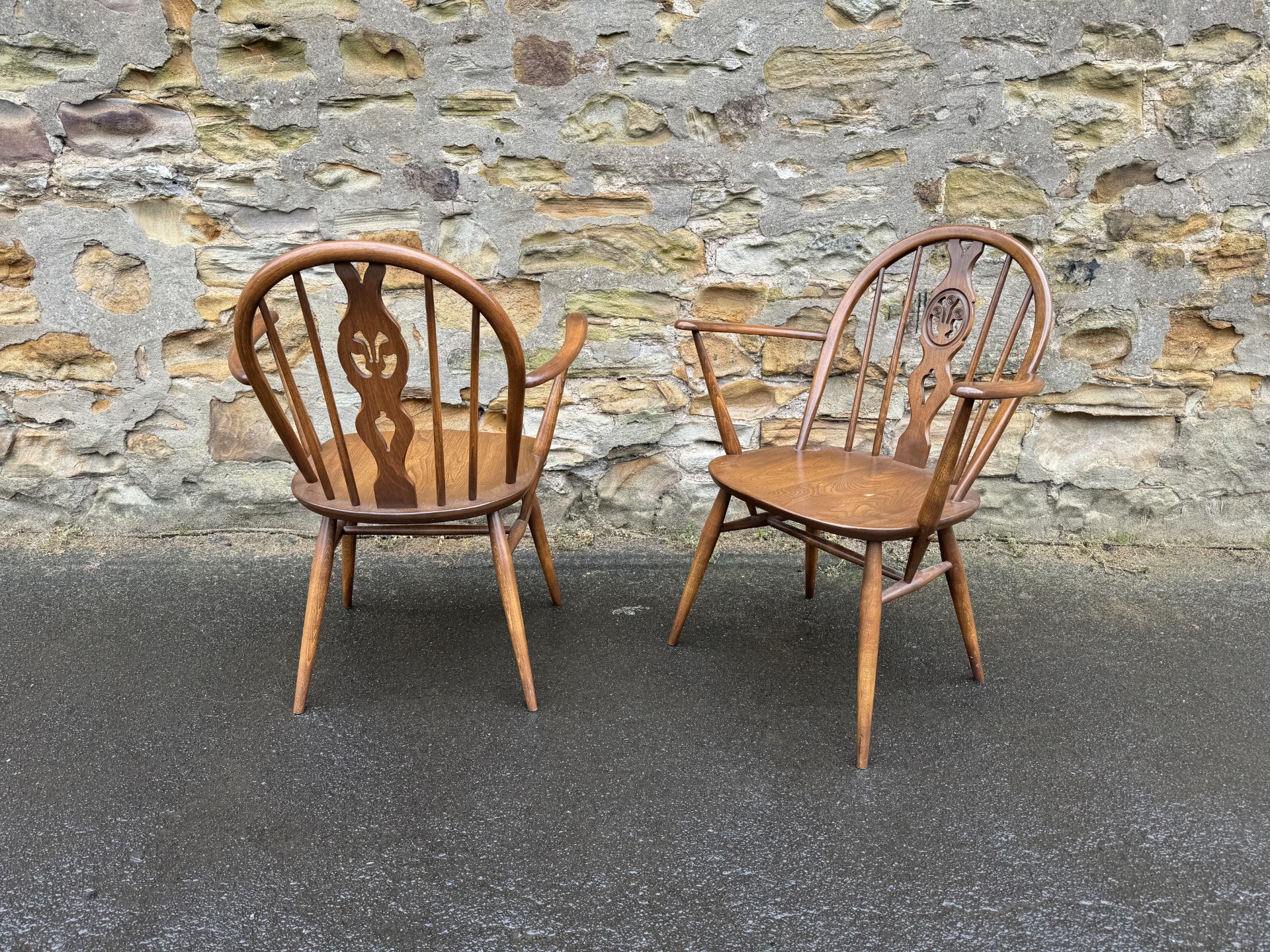 9 Ercol chairs(Pair of Ercol armchairs)の画像