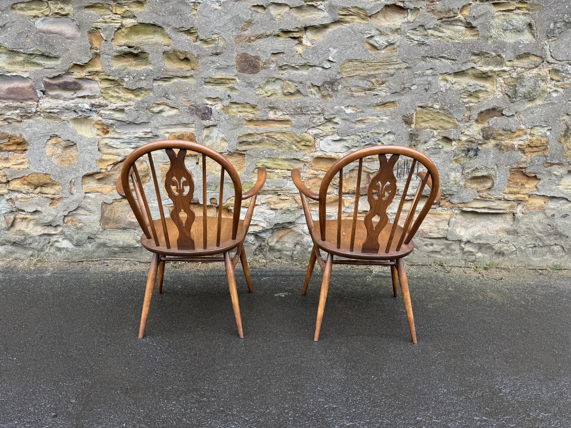 9 Ercol chairs(Pair of Ercol armchairs)の画像