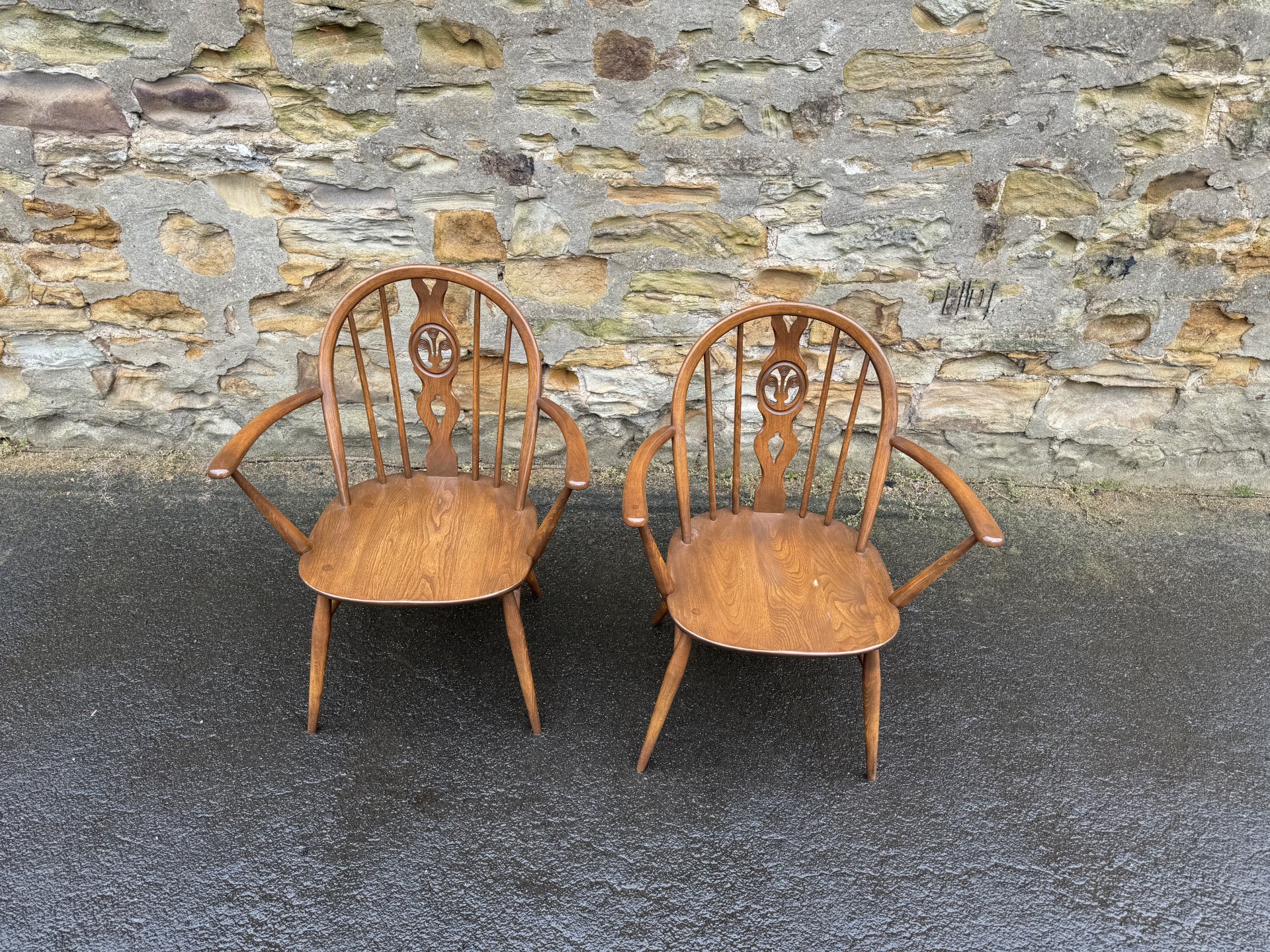 9 Ercol chairs(Pair of Ercol armchairs)の画像