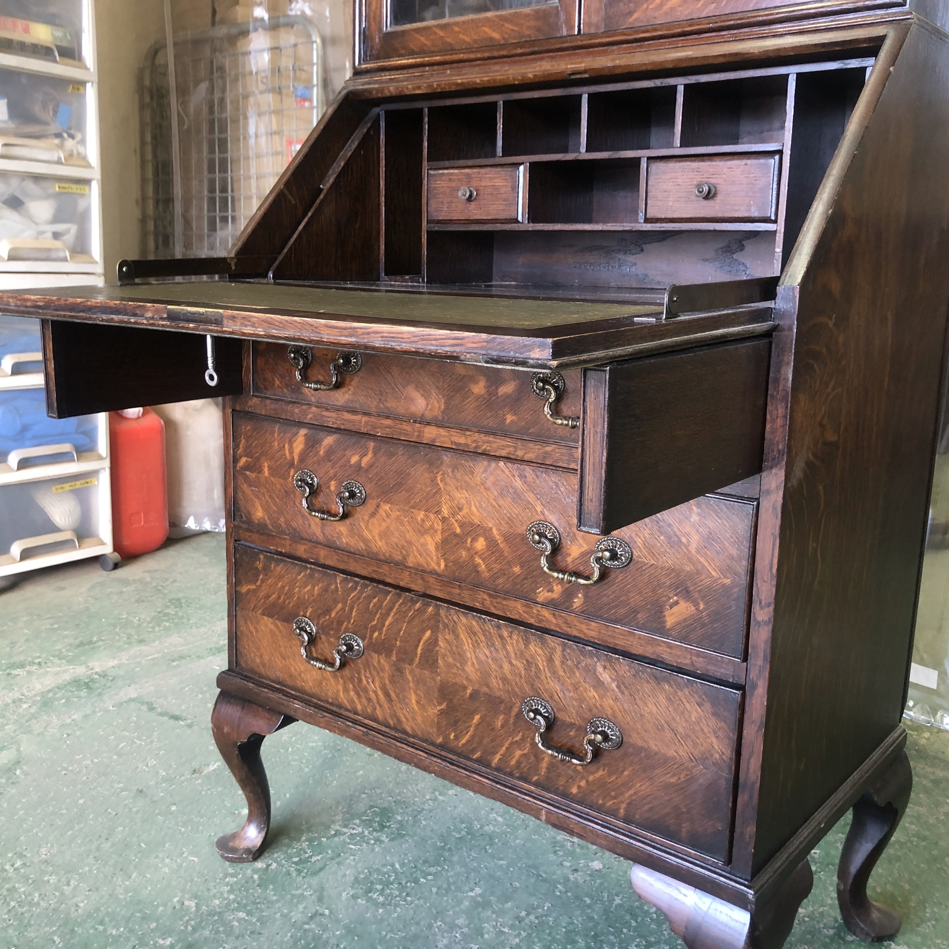 Queen Anne Style England Oak Bureau Bookcaseの画像