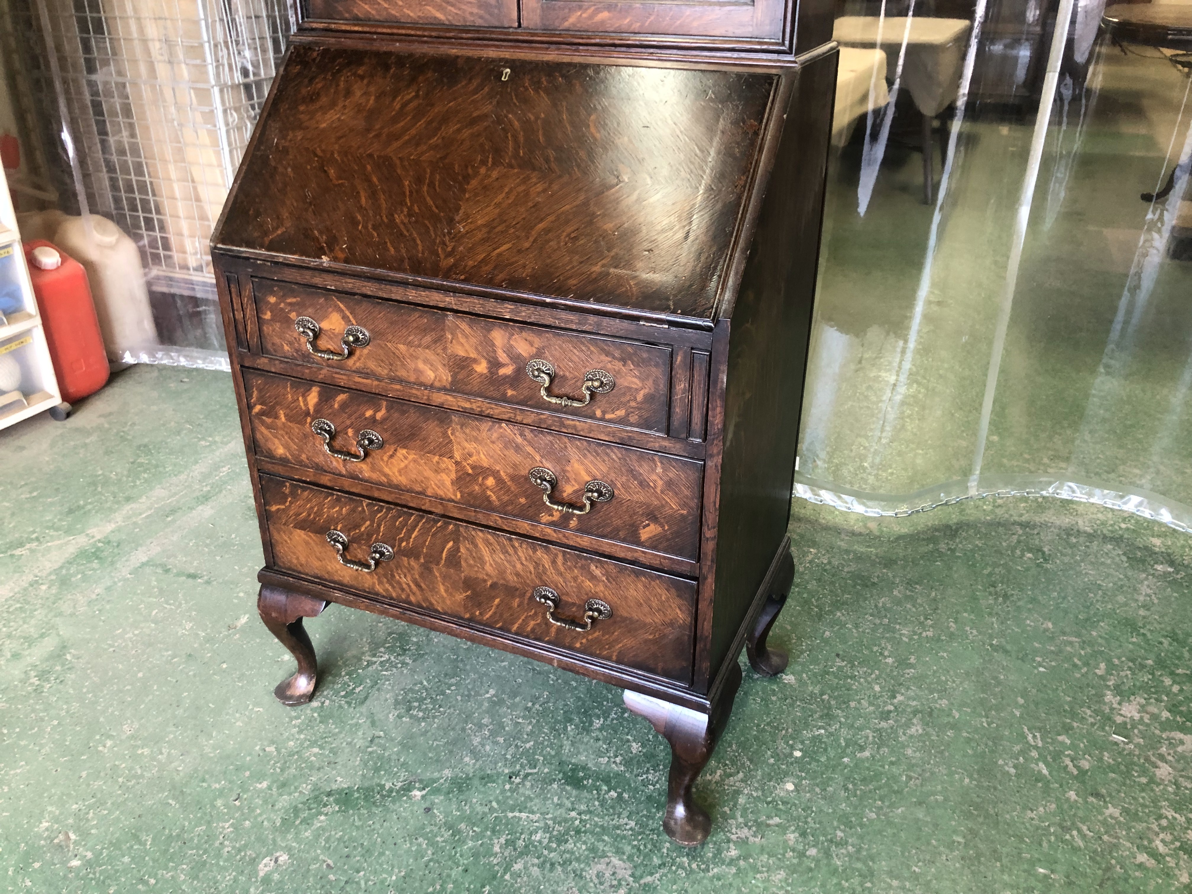 Queen Anne Style England Oak Bureau Bookcaseの画像