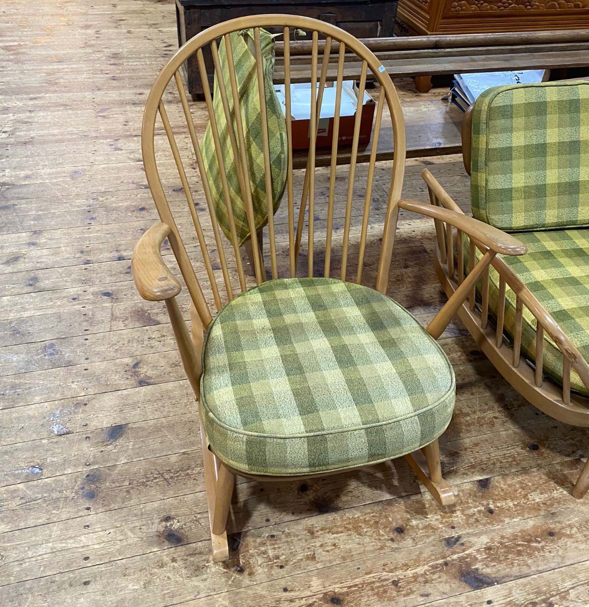 Ercol Windsor 3 piece lounge suite(Rocking Chair)の画像