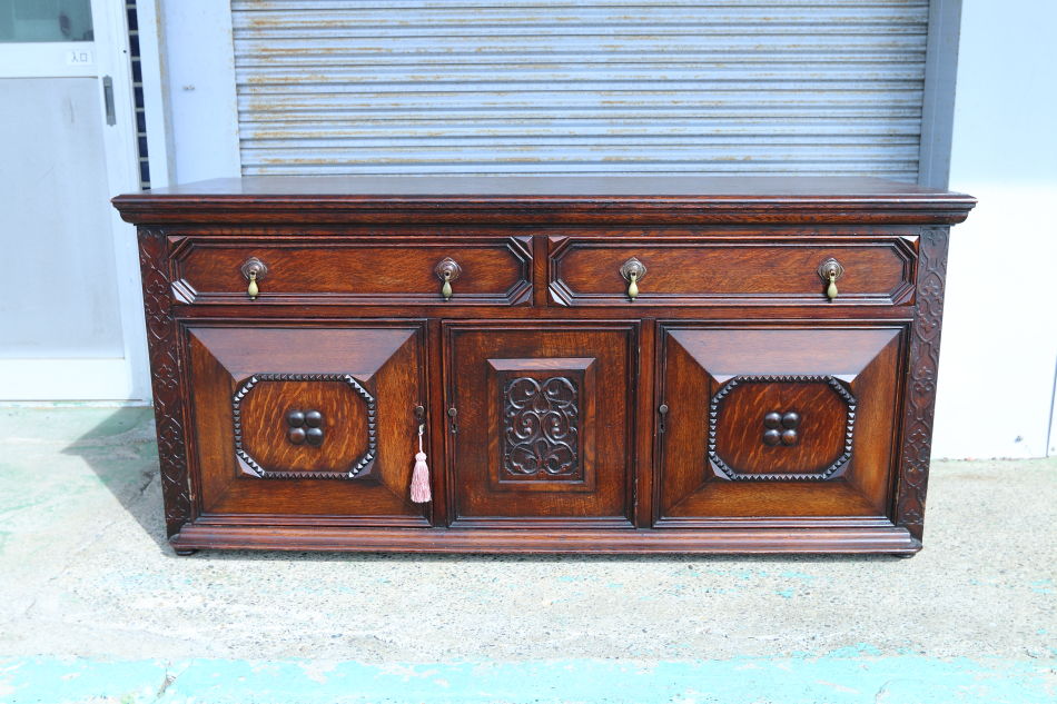 Jaccobean style heavy oak Side Cabinet / TV Boardの画像