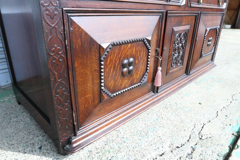 Jaccobean style heavy oak Side Cabinet / TV Boardの画像