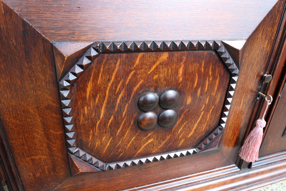 Jaccobean style heavy oak Side Cabinet / TV Boardの画像
