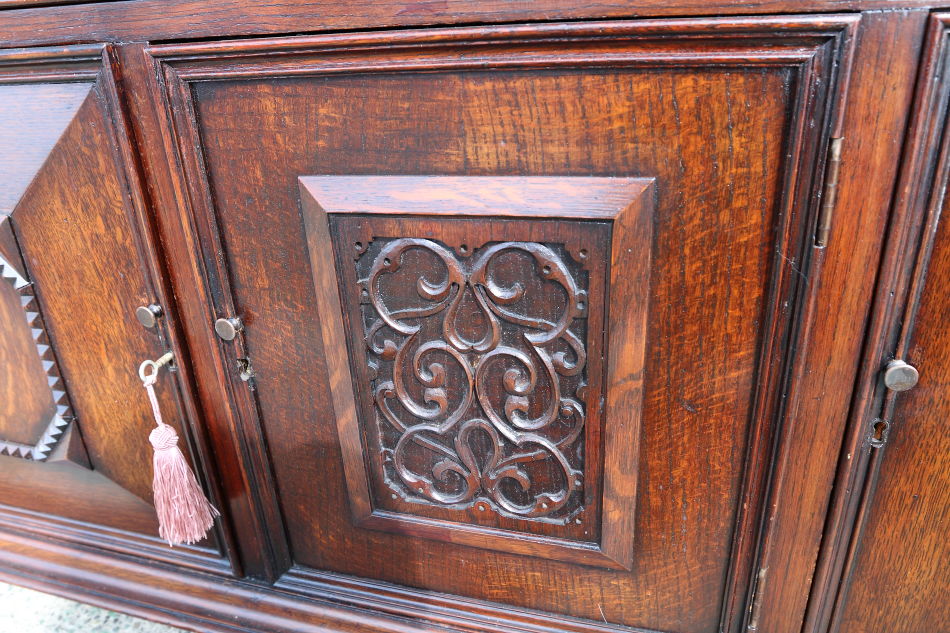 Jaccobean style heavy oak Side Cabinet / TV Boardの画像