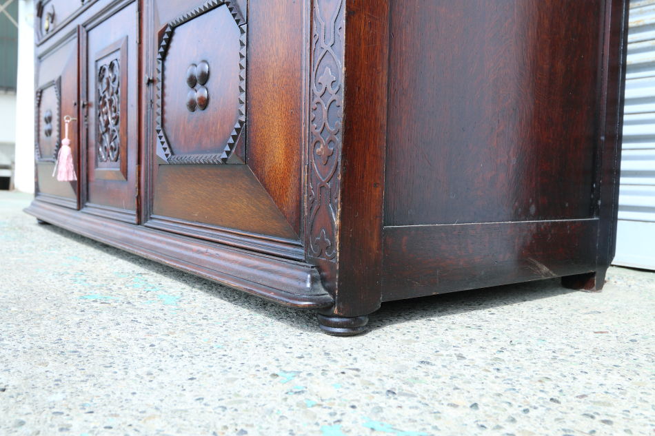 Jaccobean style heavy oak Side Cabinet / TV Boardの画像