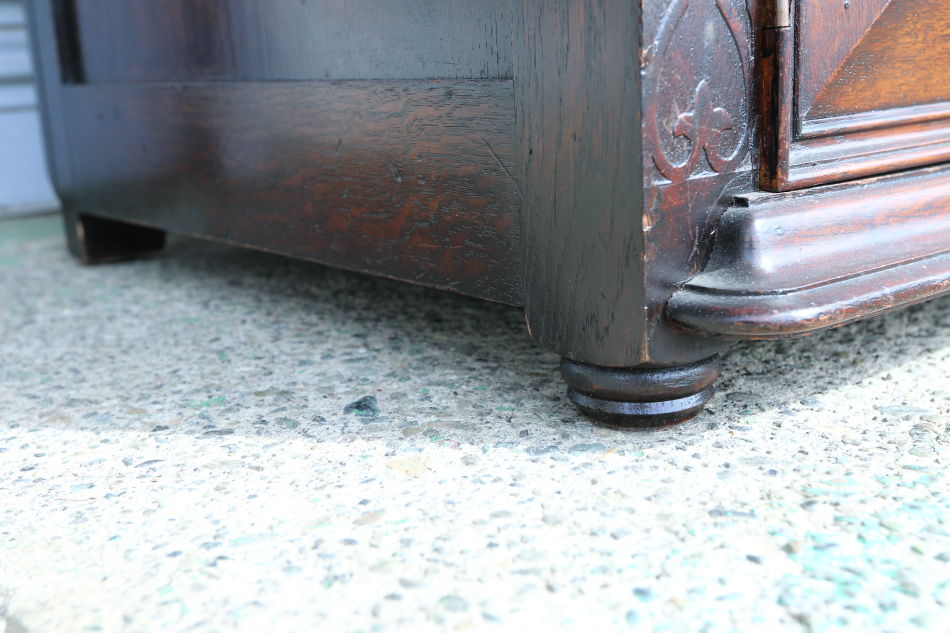 Jaccobean style heavy oak Side Cabinet / TV Boardの画像