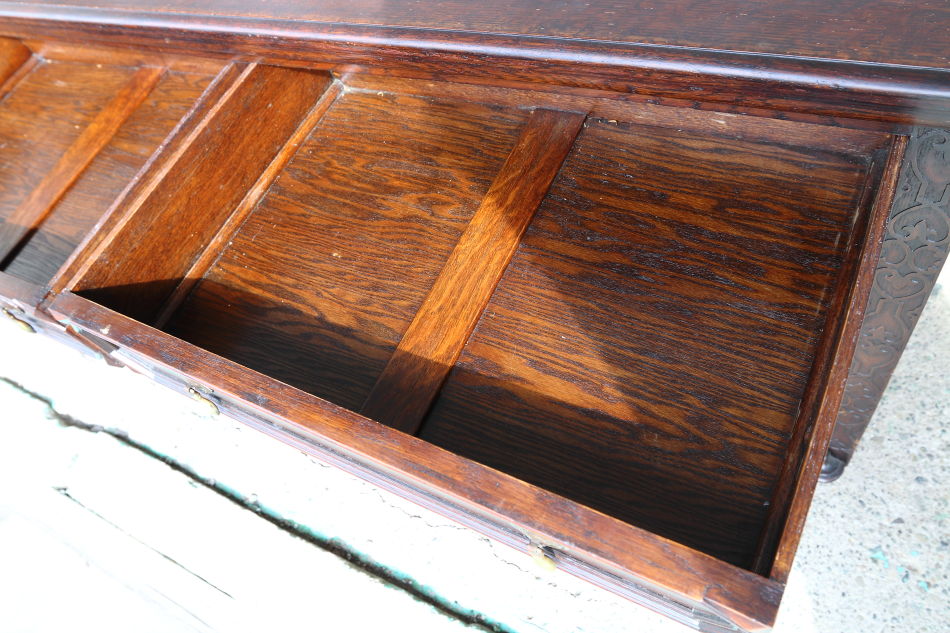 Jaccobean style heavy oak Side Cabinet / TV Boardの画像