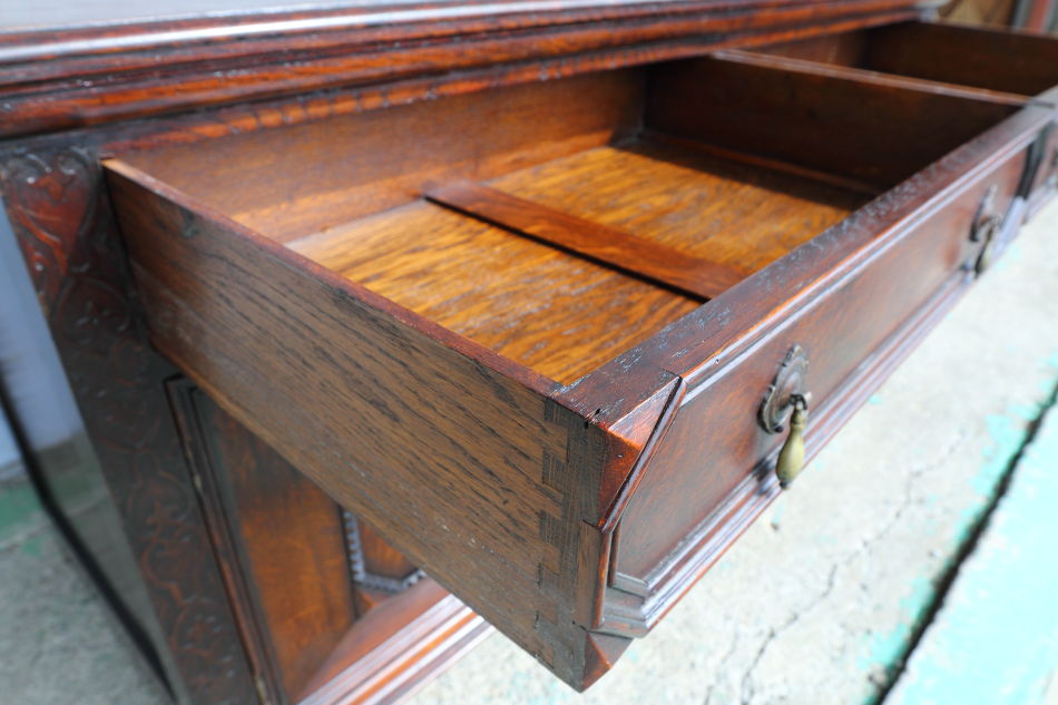 Jaccobean style heavy oak Side Cabinet / TV Boardの画像