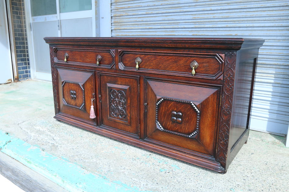 Jaccobean style heavy oak Side Cabinet / TV Boardの画像