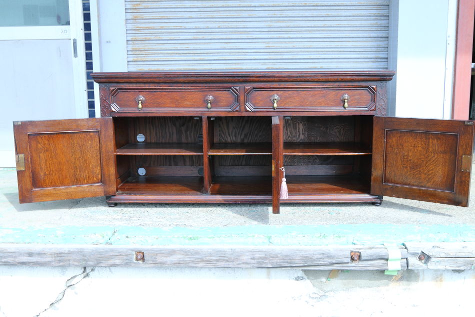 Jaccobean style heavy oak Side Cabinet / TV Boardの画像