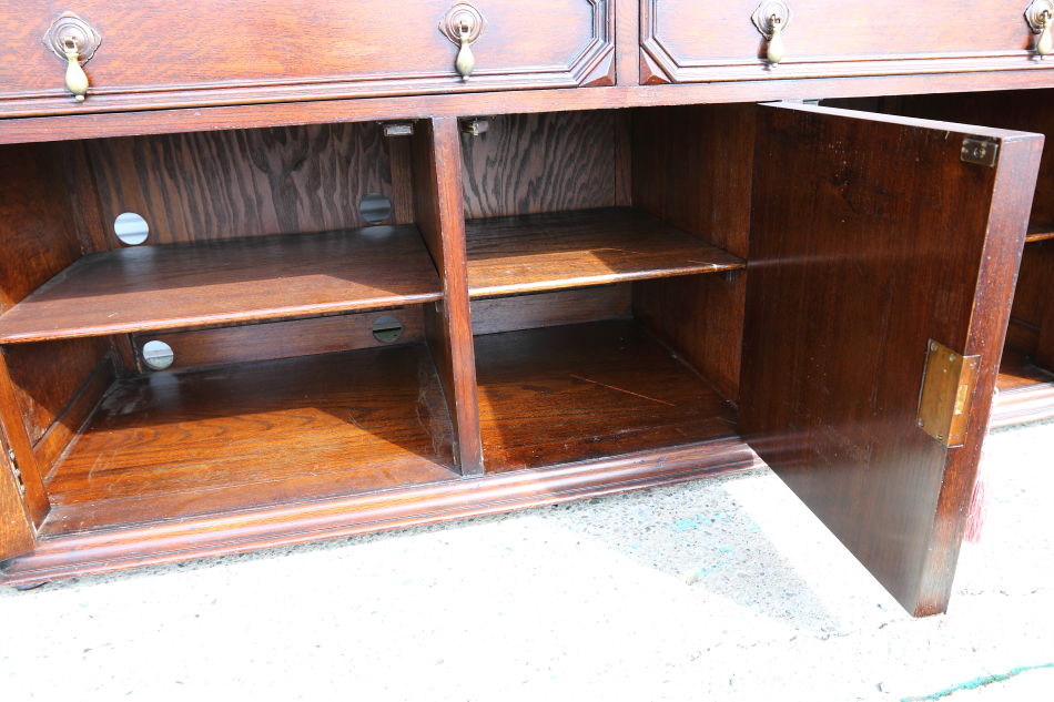 Jaccobean style heavy oak Side Cabinet / TV Boardの画像