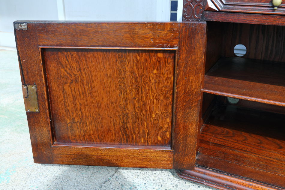 Jaccobean style heavy oak Side Cabinet / TV Boardの画像