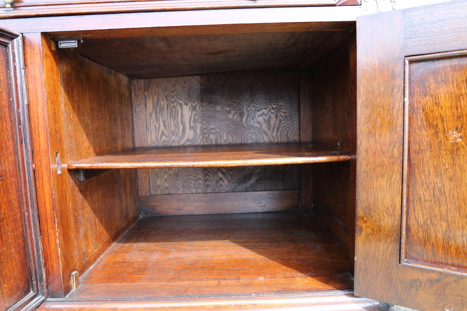 Jaccobean style heavy oak Side Cabinet / TV Boardの画像
