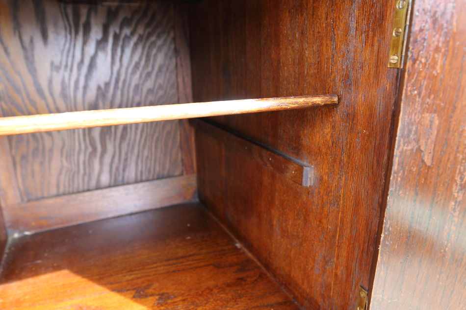 Jaccobean style heavy oak Side Cabinet / TV Boardの画像