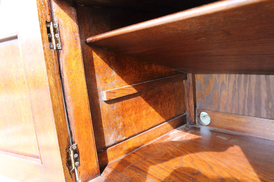 Jaccobean style heavy oak Side Cabinet / TV Boardの画像