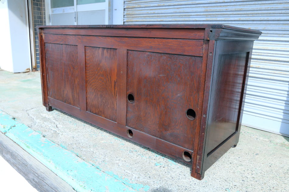 Jaccobean style heavy oak Side Cabinet / TV Boardの画像
