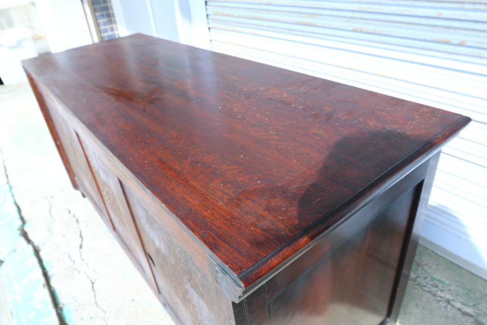 Jaccobean style heavy oak Side Cabinet / TV Boardの画像
