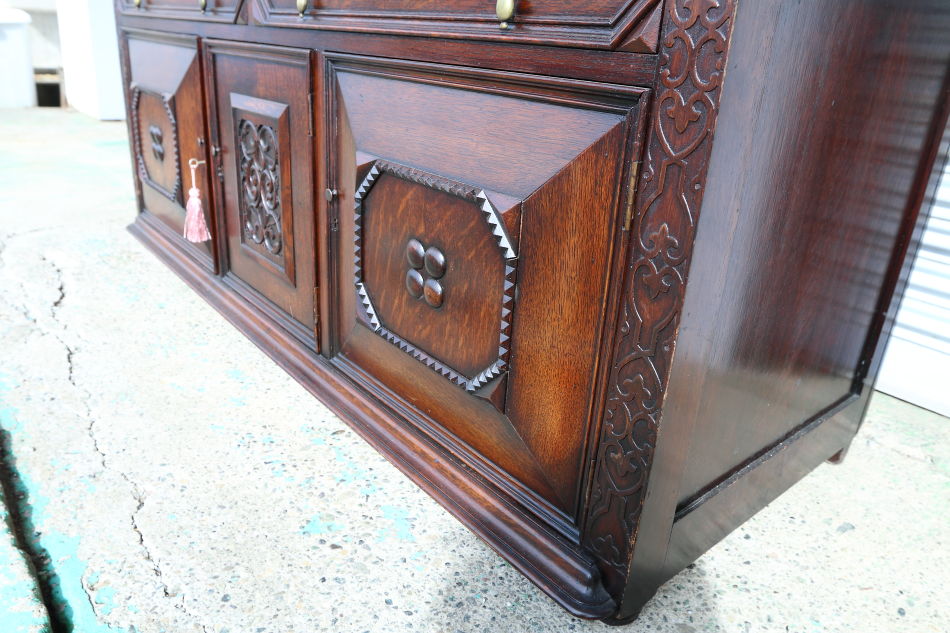 Jaccobean style heavy oak Side Cabinet / TV Boardの画像