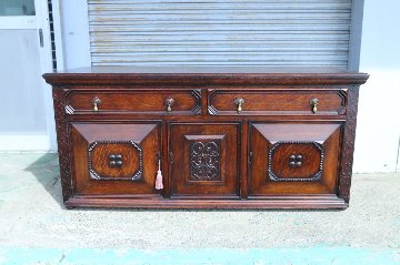 Jaccobean style heavy oak Side Cabinet / TV Boardの画像