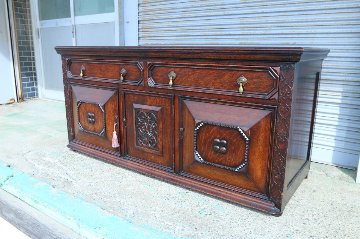 Jaccobean style heavy oak Side Cabinet / TV Boardの画像