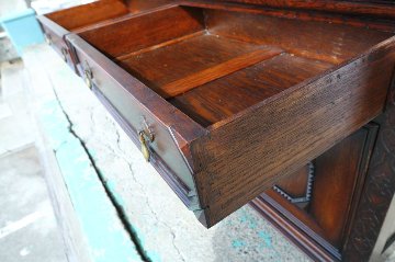 Jaccobean style heavy oak Side Cabinet / TV Boardの画像