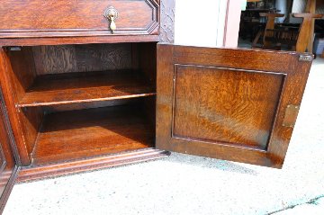 Jaccobean style heavy oak Side Cabinet / TV Boardの画像