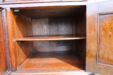 Jaccobean style heavy oak Side Cabinet / TV Boardの画像