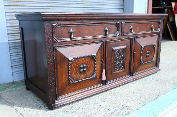 Jaccobean style heavy oak Side Cabinet / TV Boardの画像