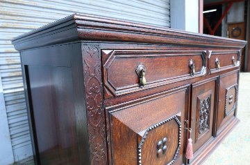 Jaccobean style heavy oak Side Cabinet / TV Boardの画像