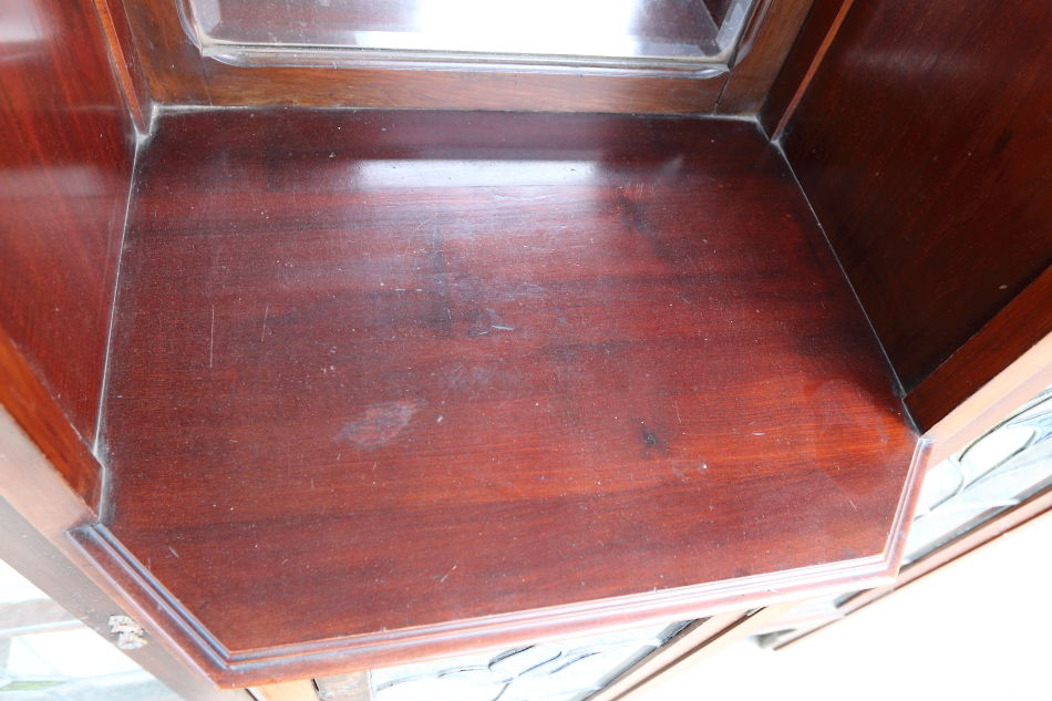 Art Nouveau Mirrored Back Mahogany Display Cabinet with Stained Glass Doors and Metal-Inlaidの画像