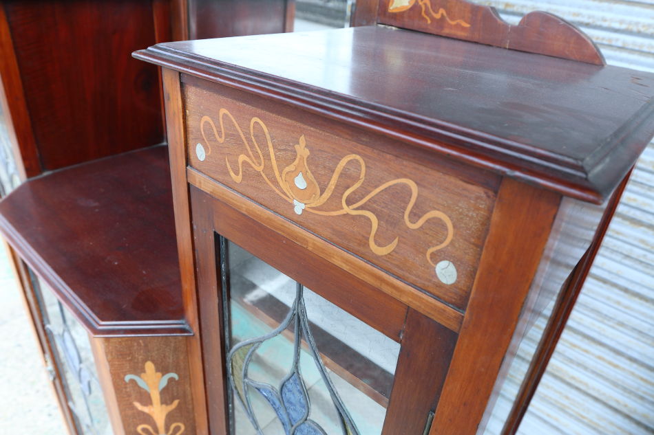 Art Nouveau Mirrored Back Mahogany Display Cabinet with Stained Glass Doors and Metal-Inlaidの画像