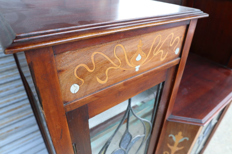 Art Nouveau Mirrored Back Mahogany Display Cabinet with Stained Glass Doors and Metal-Inlaidの画像