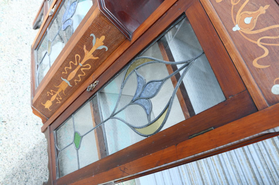 Art Nouveau Mirrored Back Mahogany Display Cabinet with Stained Glass Doors and Metal-Inlaidの画像