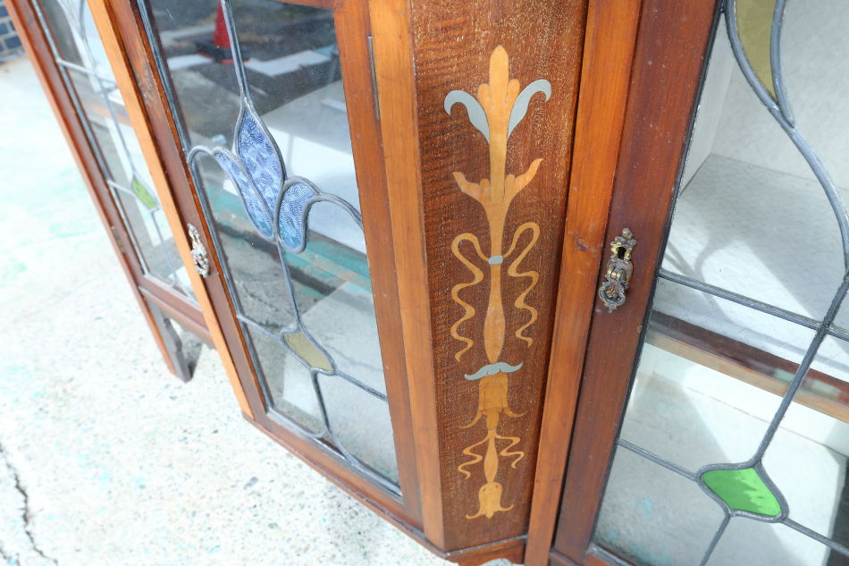 Art Nouveau Mirrored Back Mahogany Display Cabinet with Stained Glass Doors and Metal-Inlaidの画像