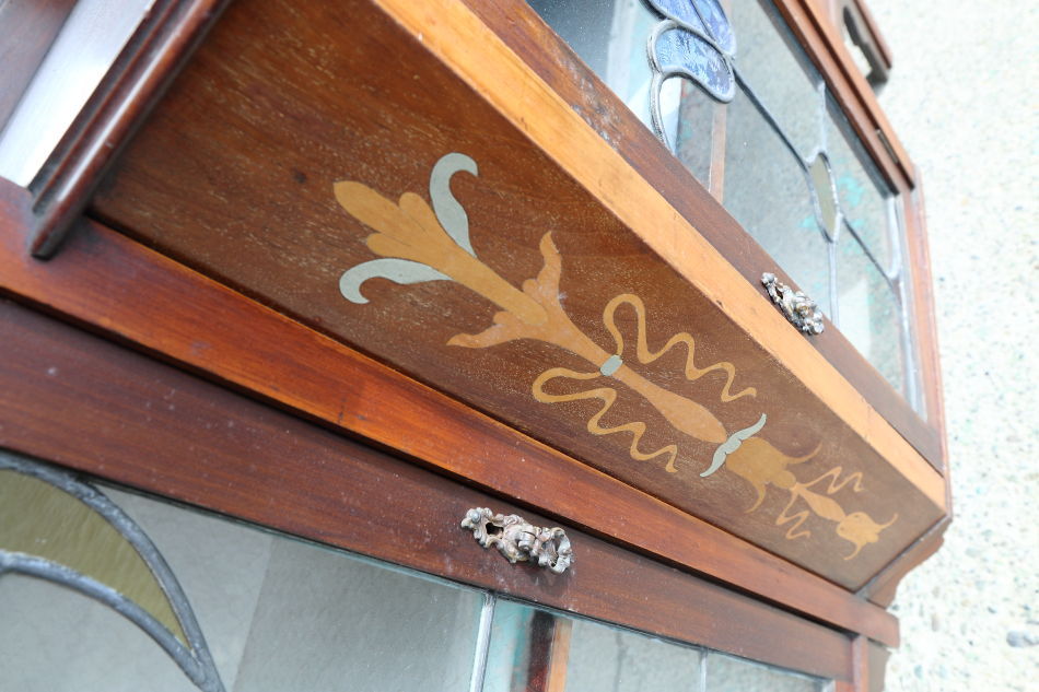 Art Nouveau Mirrored Back Mahogany Display Cabinet with Stained Glass Doors and Metal-Inlaidの画像