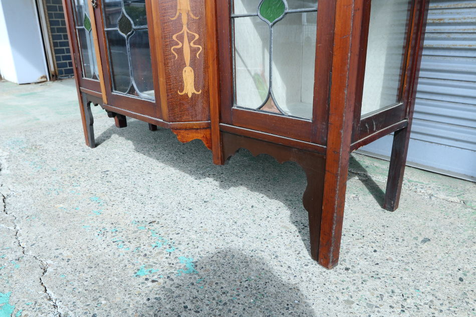 Art Nouveau Mirrored Back Mahogany Display Cabinet with Stained Glass Doors and Metal-Inlaidの画像