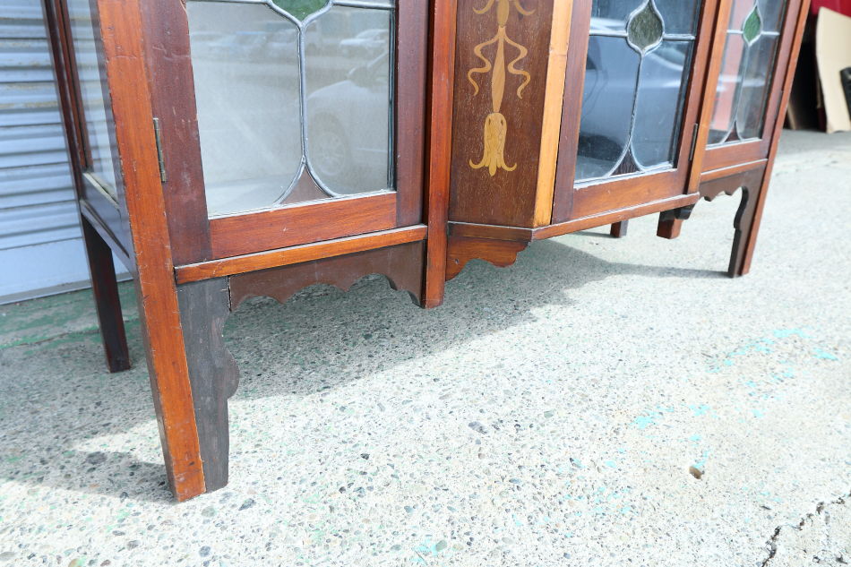 Art Nouveau Mirrored Back Mahogany Display Cabinet with Stained Glass Doors and Metal-Inlaidの画像