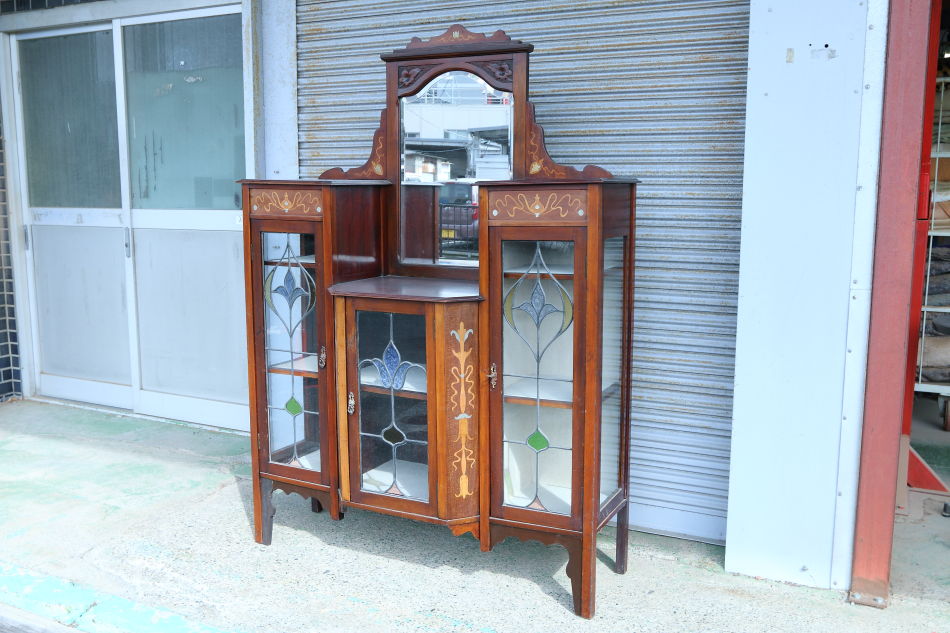 Art Nouveau Mirrored Back Mahogany Display Cabinet with Stained Glass Doors and Metal-Inlaidの画像
