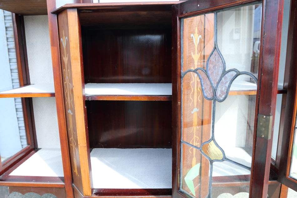 Art Nouveau Mirrored Back Mahogany Display Cabinet with Stained Glass Doors and Metal-Inlaidの画像