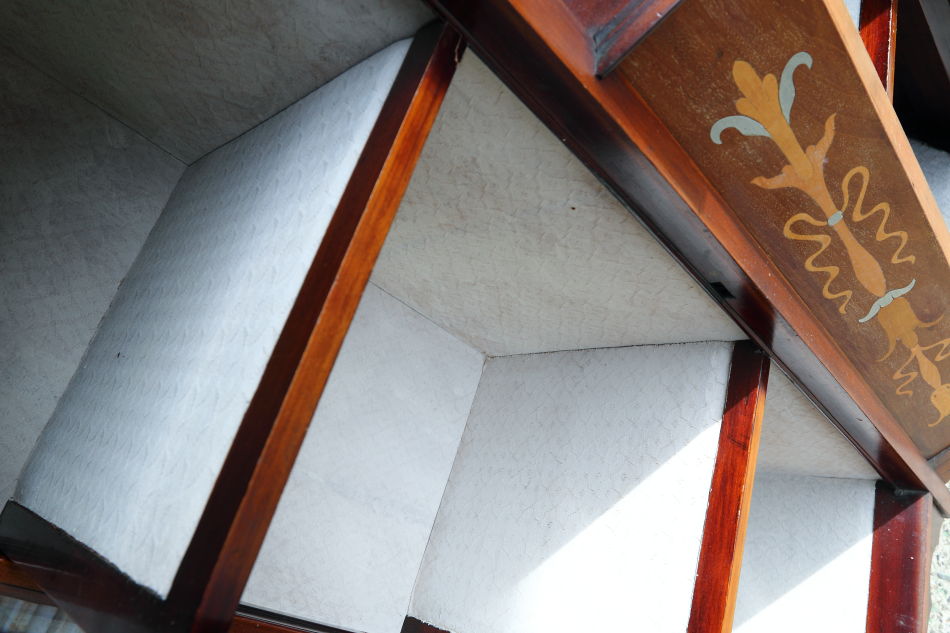Art Nouveau Mirrored Back Mahogany Display Cabinet with Stained Glass Doors and Metal-Inlaidの画像