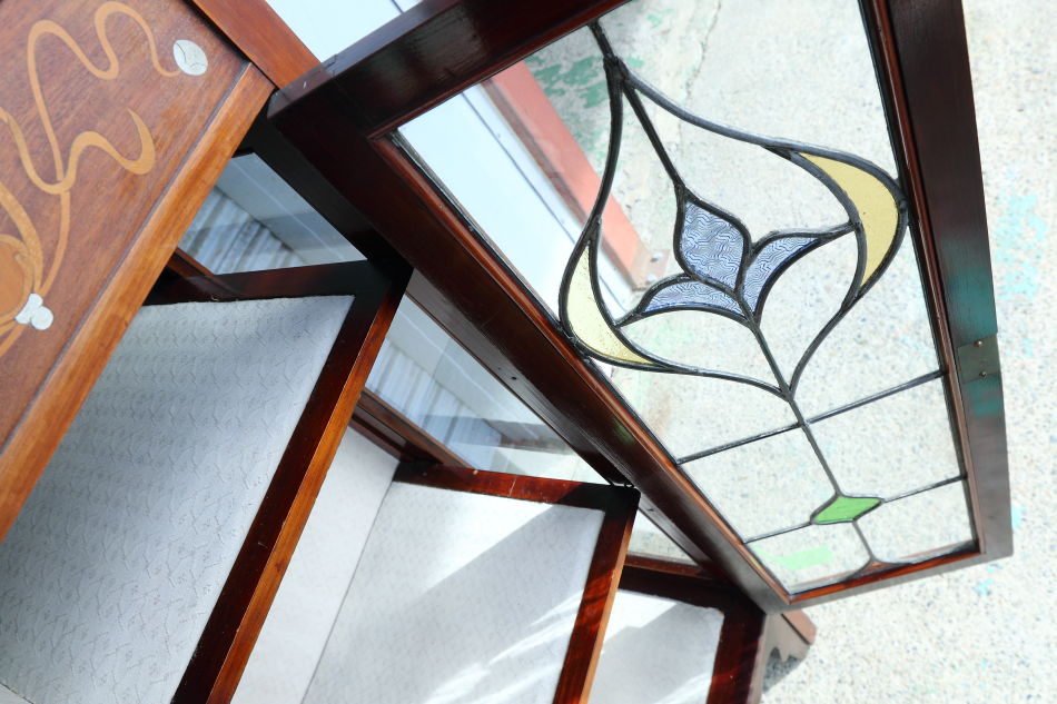 Art Nouveau Mirrored Back Mahogany Display Cabinet with Stained Glass Doors and Metal-Inlaidの画像