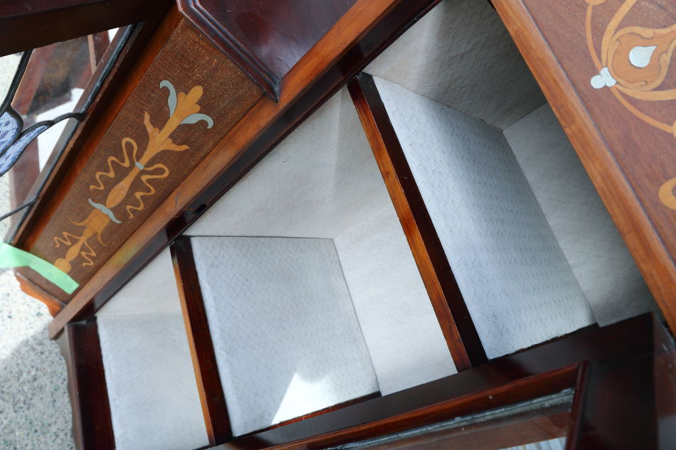 Art Nouveau Mirrored Back Mahogany Display Cabinet with Stained Glass Doors and Metal-Inlaidの画像