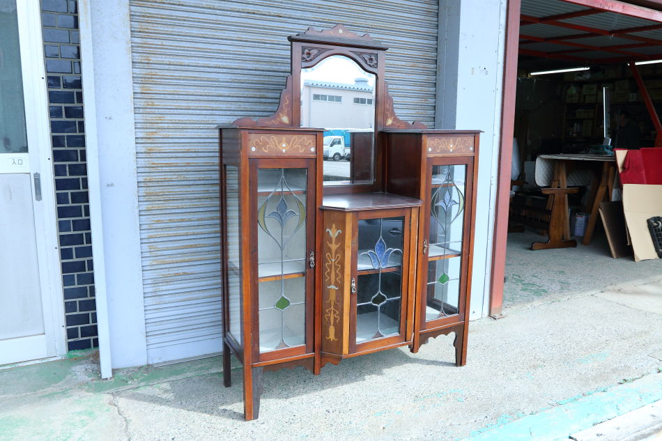 Art Nouveau Mirrored Back Mahogany Display Cabinet with Stained Glass Doors and Metal-Inlaidの画像