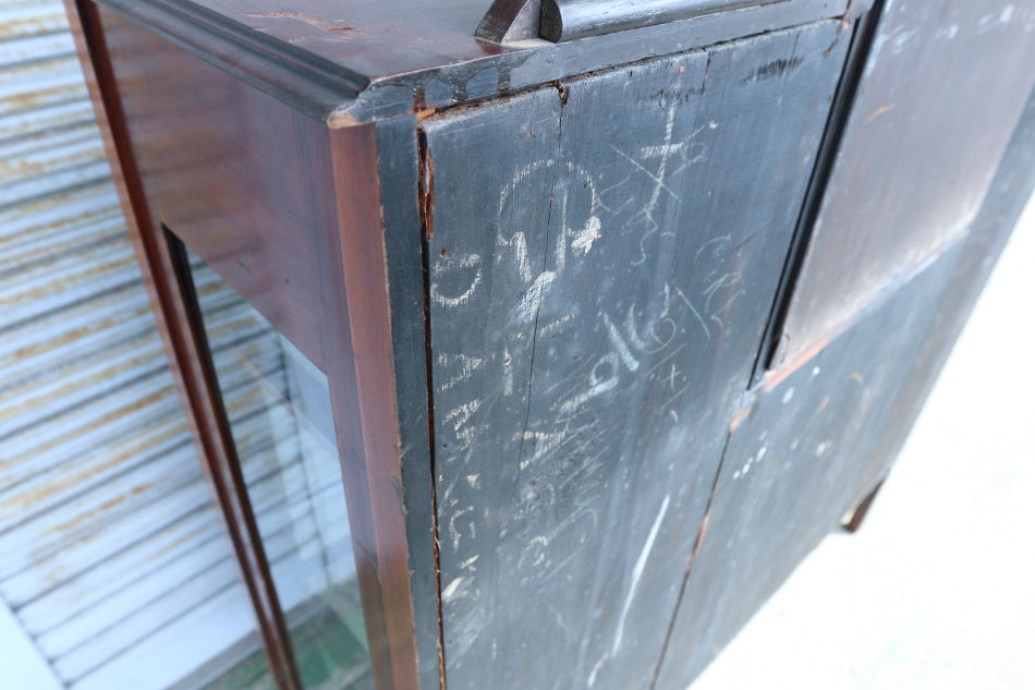 Art Nouveau Mirrored Back Mahogany Display Cabinet with Stained Glass Doors and Metal-Inlaidの画像