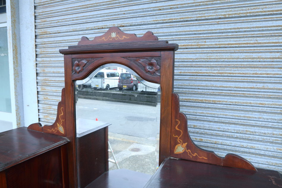 Art Nouveau Mirrored Back Mahogany Display Cabinet with Stained Glass Doors and Metal-Inlaidの画像